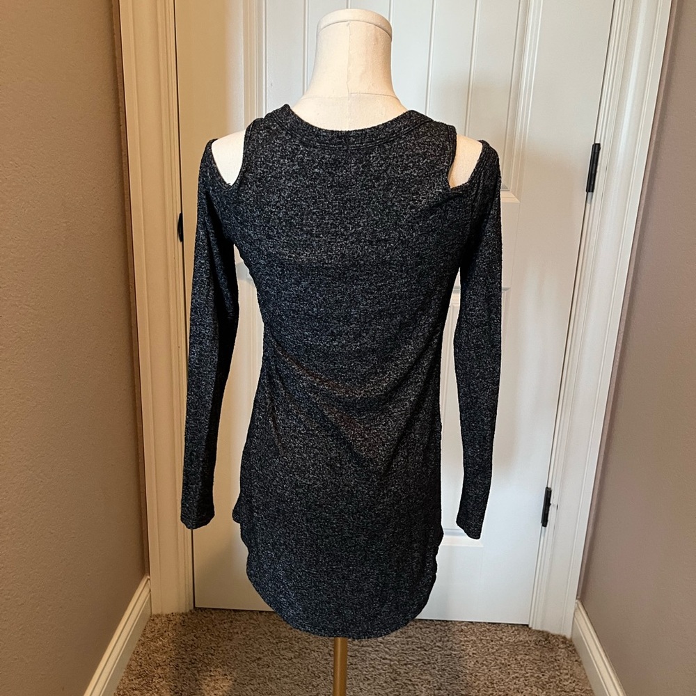 Peyton Jensen - Evereve - Gray Long Sleeve w/ cold shoulder detail - Picture 3 of 4